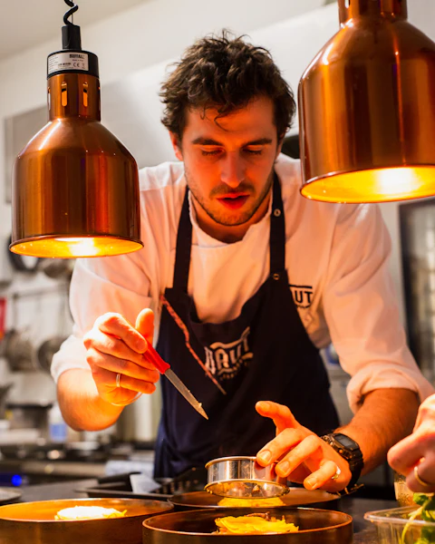Le chef au dressage sous les lampes de cuivre