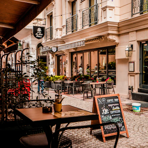 Terrasse et façade sur la place, pavés et ardoise du jour