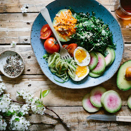 Assiette de légumes du marché sur table en bois