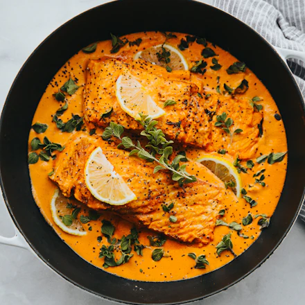 Poisson mijoté en cocotte, sauce aux poivrons doux