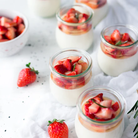 Panna cotta aux fraises servie en pots